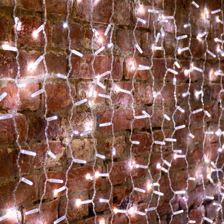 РАСПРОДАЖА Гирлянда-штора эл. уличн. (LED) ширина 1,5м (20нитей х1,5м.), бел.свет, прозр.провод IP44